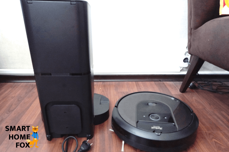 Всасывающая станция iRobot Roomba i7+ сзади.
